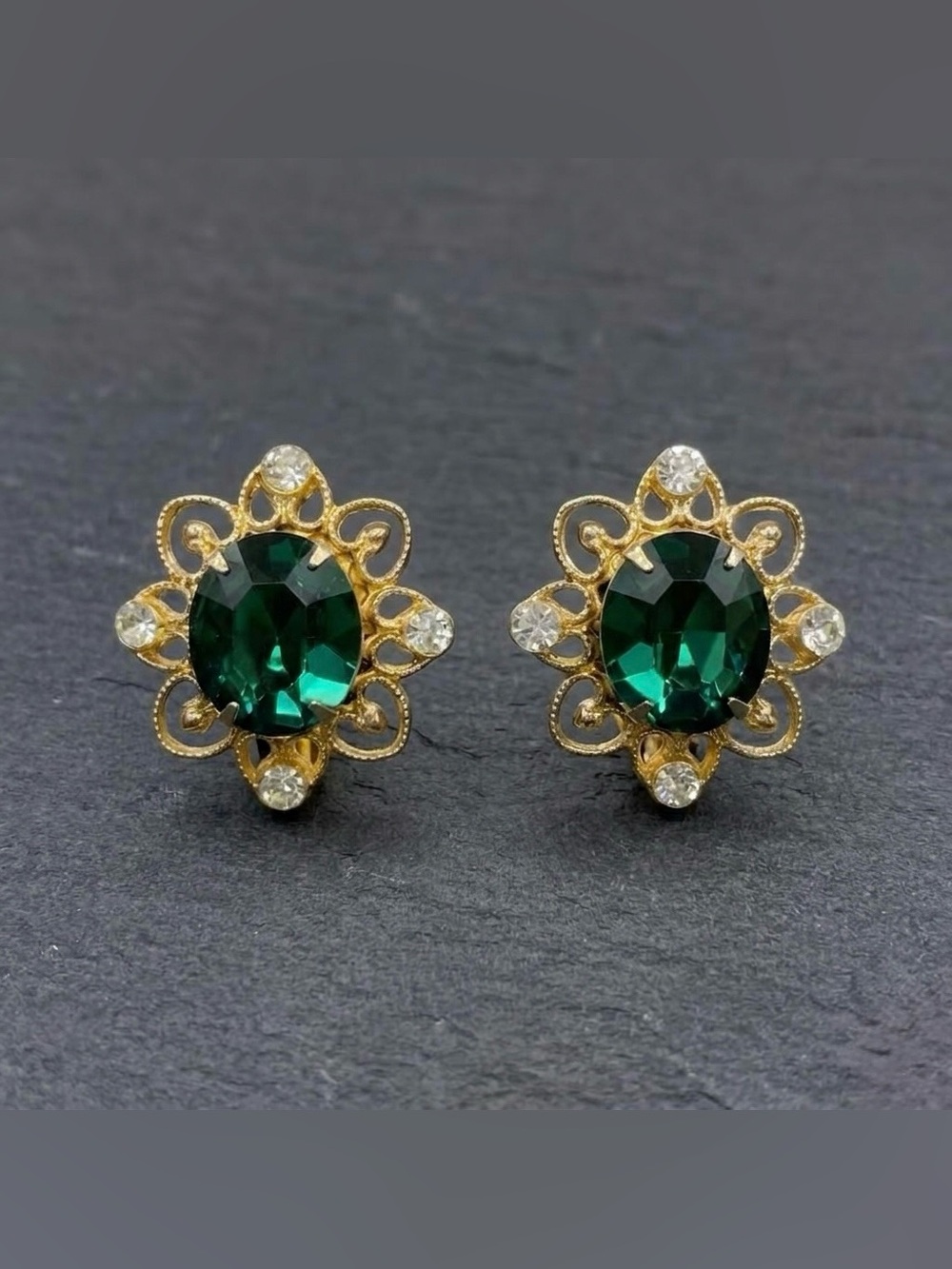 Vintage 40s Coro Emerald Green Glass Filigree Gold Tone Screw Back Earrings